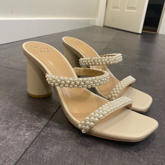 Women’s Pearl Heels - Picture 1 of 2